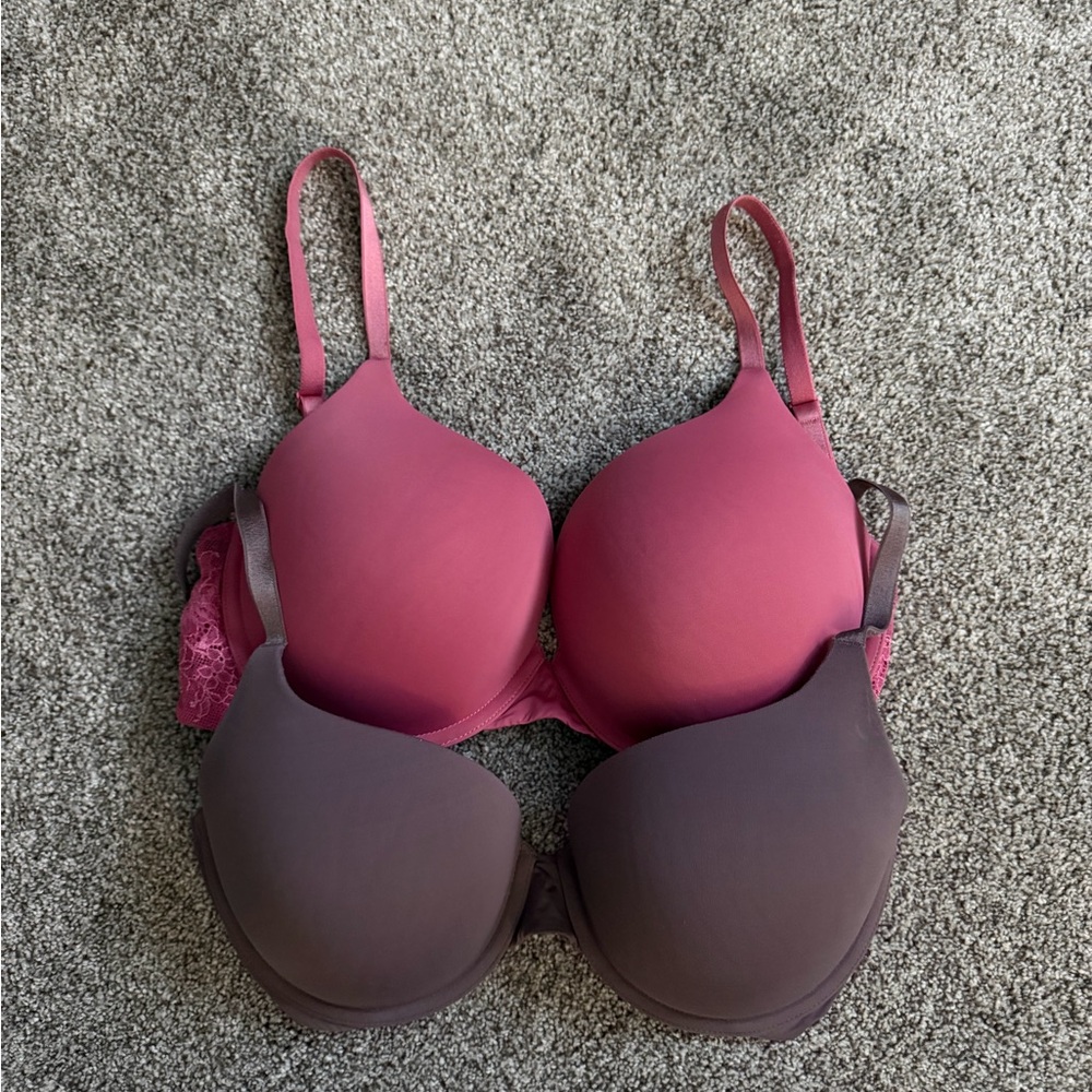 Set of 2 Victoria Secret T-shirt Full Coverage bras. Barely worn.